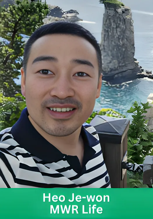 Heo Je-won sharing his MWR Life success journey during a travel experience
